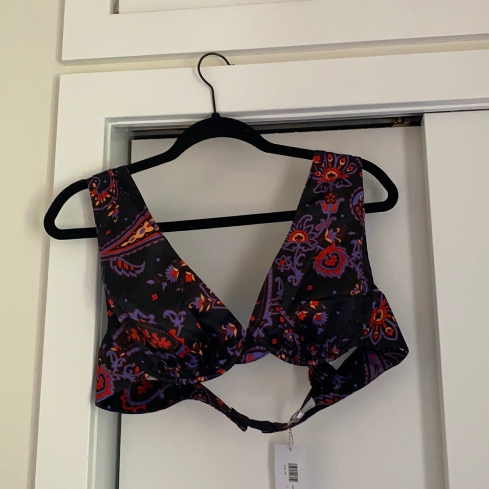 NWT Danielle Bernstein Underwire VNeck Top Paisley